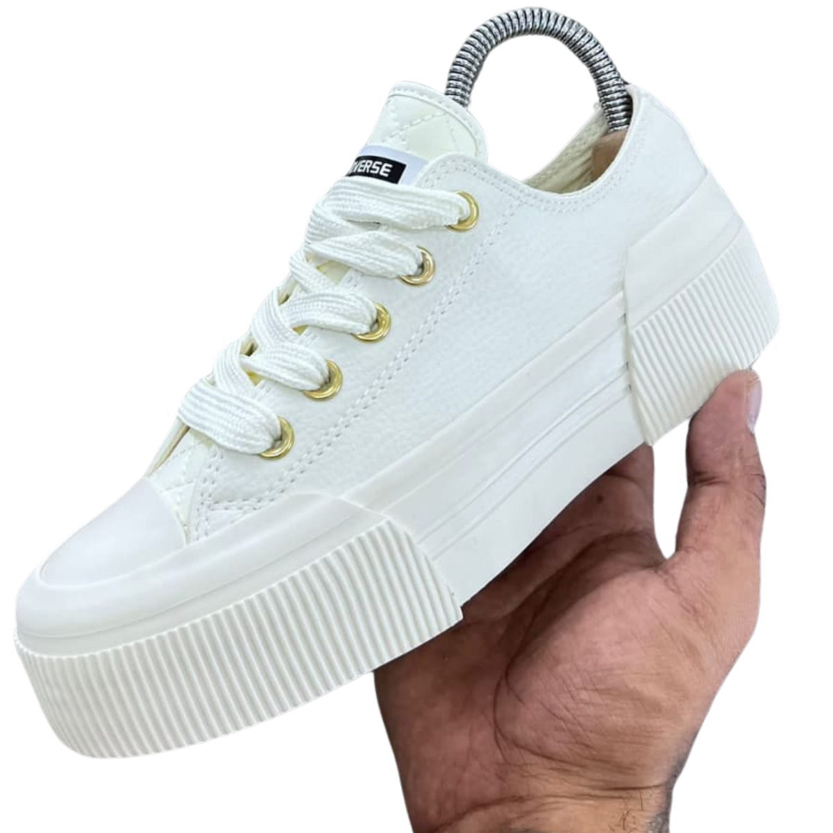 CONVERSE MUJER ALL STAR BAJAS: ¡El calzado perfecto para cualquier ocasión! ¿Estás buscando el calzado ideal para tu estilo casual y moderno? Las Converse Mujer All Star Bajas son la opción perfecta para ti. En Onlineshoppingcenterg, sabemos lo importante que es encontrar un par de zapatillas que combinen estilo, comodidad y durabilidad. Por eso, aquí te explicamos todo lo que necesitas saber antes de hacer tu compra.  ¿Por qué elegir las Converse Mujer All Star Bajas? Las Converse bajas mujer han sido un ícono en el mundo de la moda desde hace décadas. Su diseño versátil, disponible en una amplia variedad de colores y estilos, hace que se adapten a cualquier look, ya sea casual, urbano o incluso deportivo. Pero ¿qué las hace tan especiales?  Estilo y versatilidad Con las Converse bajas plataforma y las Converse caña baja mujer, tienes la opción de escoger entre diferentes alturas y materiales. Puedes optar por los modelos clásicos como las Converse negras bajas o las Converse bajas blancas si prefieres un estilo más tradicional, o subir tu look con las Converse plataforma blancas bajas para un toque más audaz.  Comodidad todo el día Si buscas algo que puedas usar durante todo el día sin comprometer la comodidad, las Converse plataforma bajas blancas son ideales, ya que te ofrecen un extra de altura sin perder el confort. Su diseño ligero y su suela de goma proporcionan un soporte excelente.